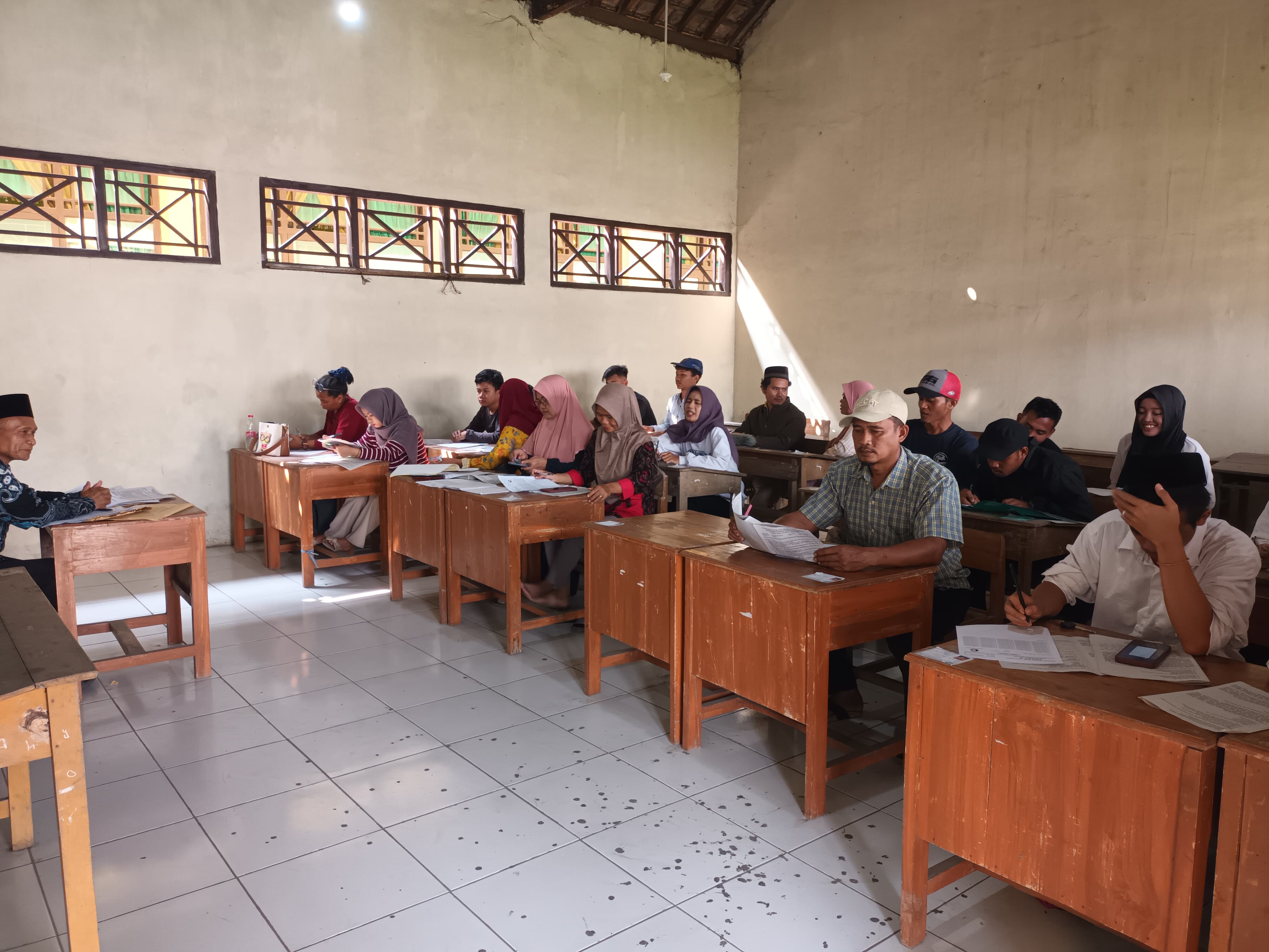 Warga belajar kejar paket c sedang melaksanakan ujian akhr